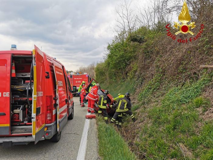 Auto fuori strada, ferita una donna, sul posto elisoccorso