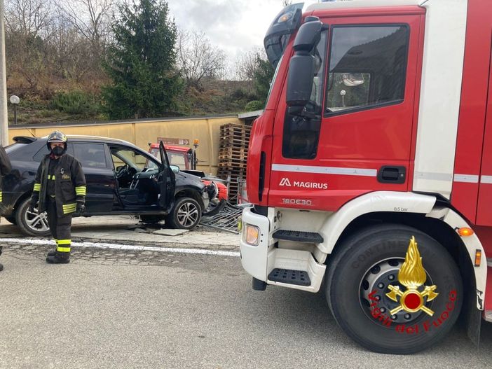 Esce di strada e prende in pieno una cancellata a Vigliano. I vigili del fuoco lo estraggono dall'auto
