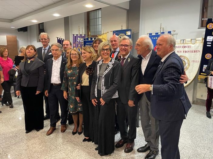 I presidenti dei club di servizio ed il presidente Lilt, Bartolomeo Marino.