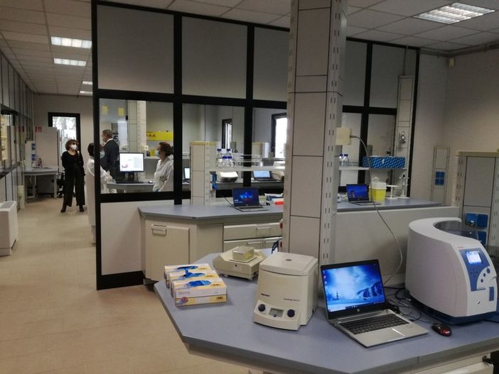 La Loggia, nuovo alleato contro il Covid: al laboratorio Arpa fino a mille tamponi al giorno (VIDEO) La Loggia, nuovo alleato contro il Covid: al laboratorio Arpa fino a mille tamponi al giorno (VIDEO)