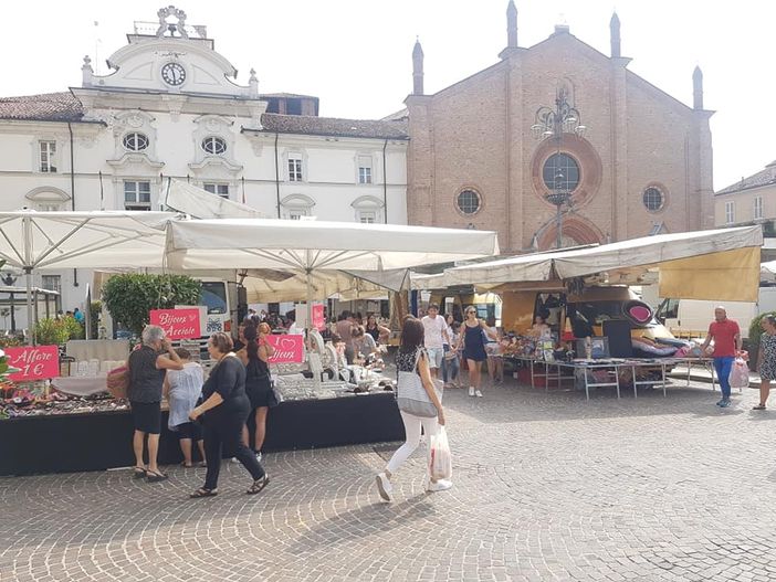 Foto tratte dalla pagina Facebook "Mercato Unificato di Asti" Foto tratte dalla pagina Facebook "Mercato Unificato di Asti"