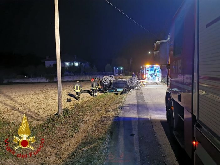 Auto si ribalta nella notte a Mongardino