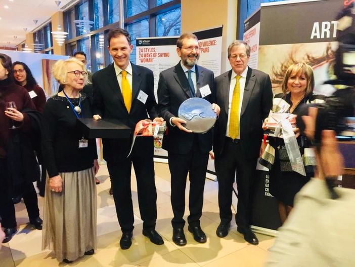 Da sinistra: Luciana Bertorelli, console Pier Forlano, prof. Ignazio Marino, rettore Jefferson University M. Tykocinsky, Monica Brondi Da sinistra: Luciana Bertorelli, console Pier Forlano, prof. Ignazio Marino, rettore Jefferson University M. Tykocinsky, Monica Brondi