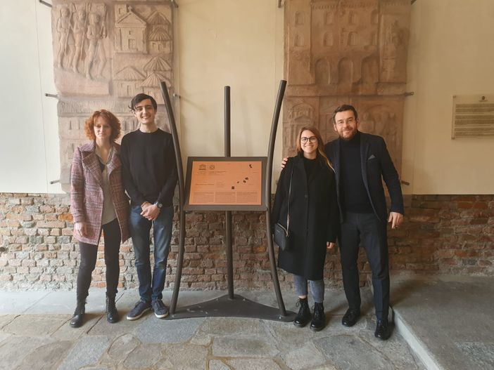 L'assessore Lovisolo e Monica Bosio con i ragazzi che hanno concluso il servizio civile L'assessore Lovisolo e Monica Bosio con i ragazzi che hanno concluso il servizio civile