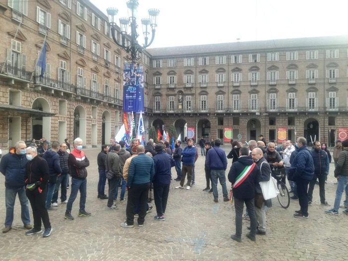 Embraco, quattro anni dopo (e a tre mesi dalla fine) l'urlo di disperazione dei lavoratori. Prefettura "occupata": "Vogliamo una data"
