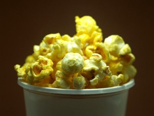Dal 10 marzo tornano pop corn e bevande al cinema. Via tutti i divieti di consumazione anche per teatri, concerti e stadi