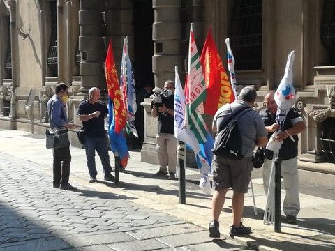 Ex Embraco, la delusione sotto le finestre del Consiglio regionale: &quot;Non siamo calcio o slot machine&quot; [VIDEO]