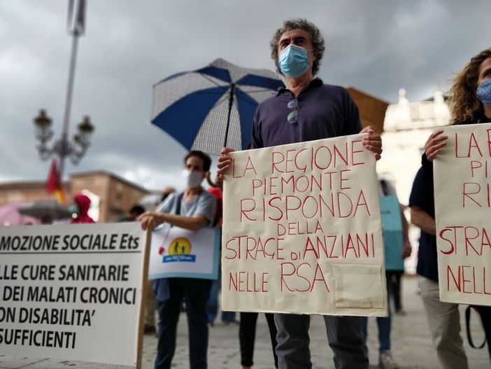 Vittime nelle rsa, protesta in piazza Castello: "Morti a perdere, solo perché erano vecchi" Vittime nelle rsa, protesta in piazza Castello: "Morti a perdere, solo perché erano vecchi"