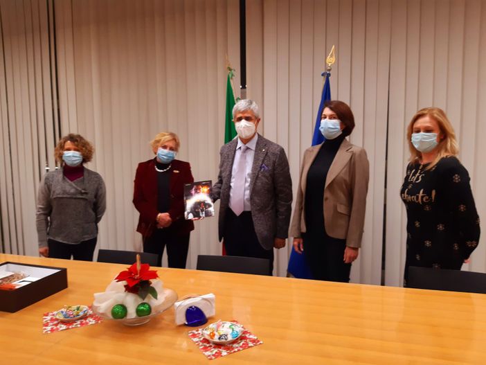 Consegnato al prefetto di Asti, Alfonso terribile il "pacco alla camorra", donato dallo Zonta Club