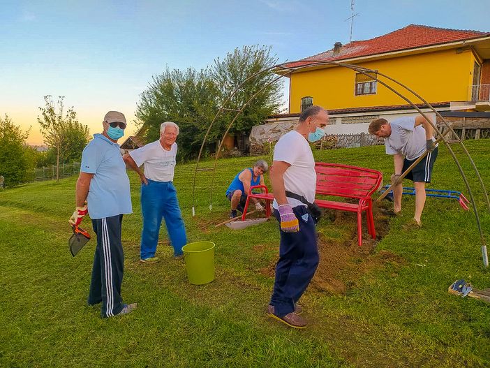 Una panchina "violentata" da vandali, ad Asti diventa simbolo contro la violenza