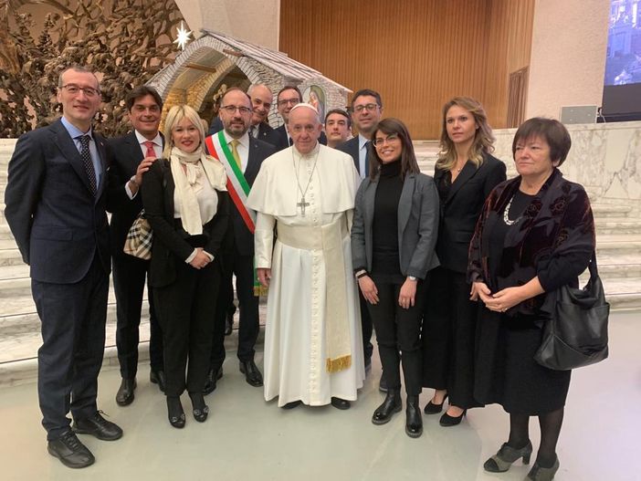 "Grazie per avermi portato la bagna cauda". Papa Francesco ringrazia le istituzioni astigiane, ricevute oggi a Roma (FOTO E VIDEO) "Grazie per avermi portato la bagna cauda". Papa Francesco ringrazia le istituzioni astigiane, ricevute oggi a Roma (FOTO E VIDEO)