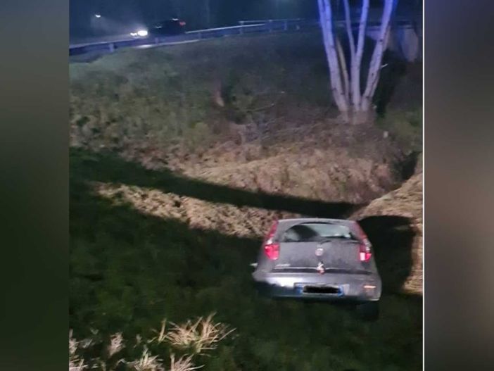 Auto uscita di strada in località Boana (zona sud della città)