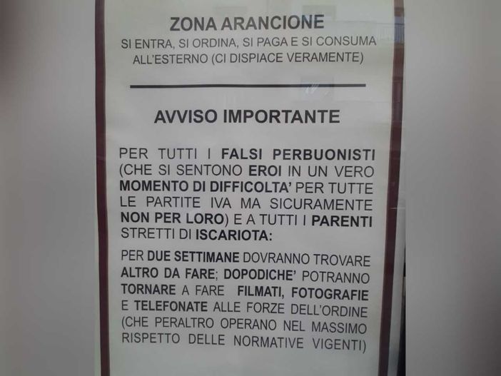 Cartello affisso in un bar di Asti