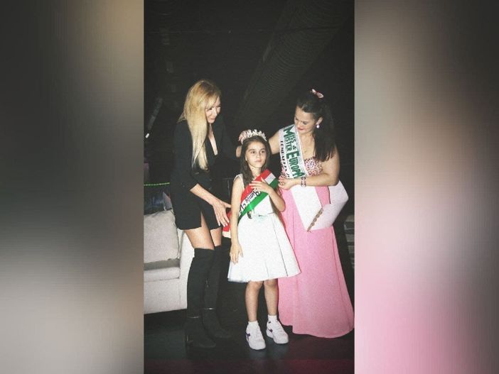 Le portacomaresi Klaudia Hiluku e la figlia .... con in testa la corona "prestatale" da Renata Viola Seliukaite (a sinistra con l'abito nero)