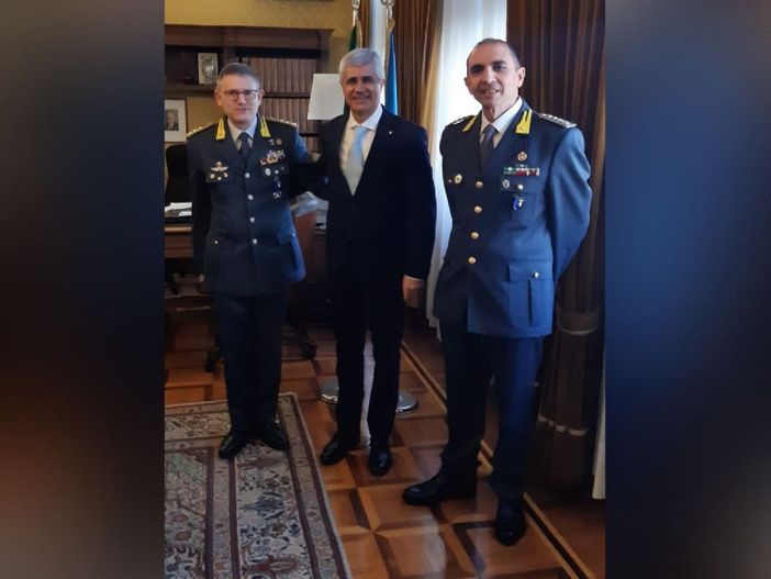 Nella foto, da sinistra a destra: il generale Lipari, il prefetto Terribile e il colonnello Garaglio