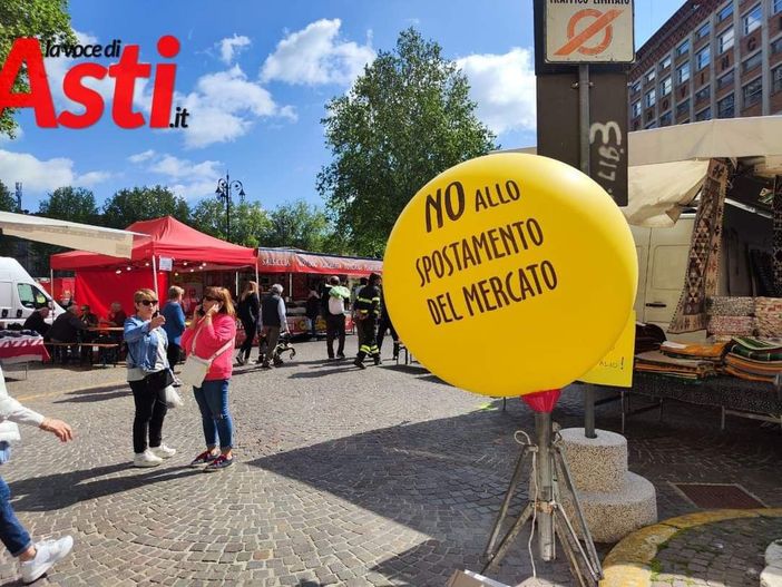I palloncini gialli apparsi oggi in occasione della Fiera Carolingia (merfephoto) I palloncini gialli apparsi oggi in occasione della Fiera Carolingia (merfephoto)