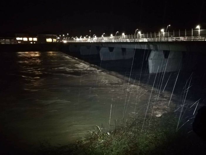 Sventa tentativo di suicidio in corso Savona. In attesa della Polizia un giovane ha convinto la ragazza a desistere