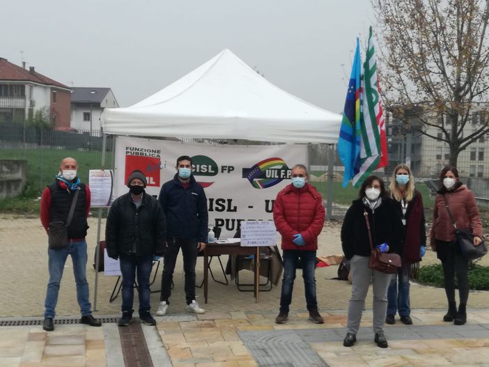 Ieri davanti al Massaia presidio dei sindacati per chiedere assunzioni rapide di personale sanitario