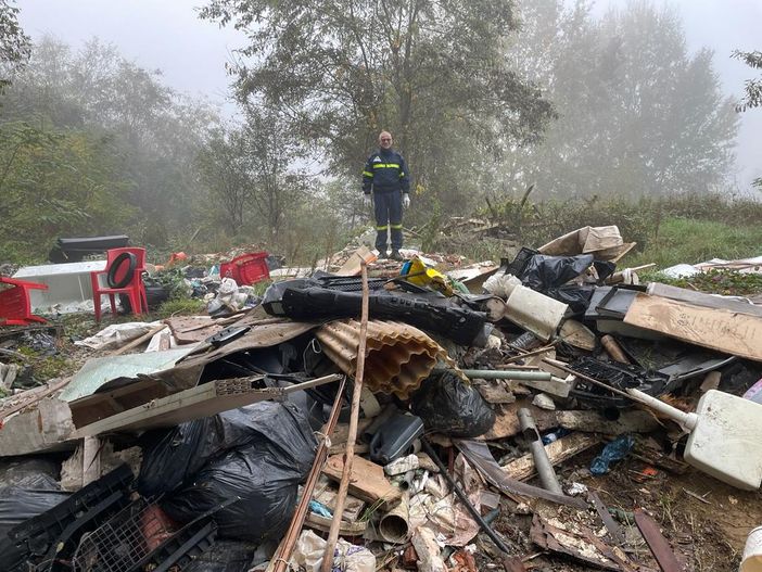 Quaranta metri cubi di rifiuti ingombranti rimossi dall'area di Belangero dai volontari di protezione civile [FOTO]