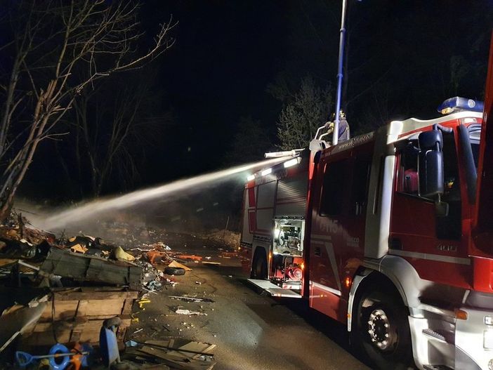 Roghi via Guerra, il vigile del fuoco candidato: "Durante gli interventi tirano mattoni contro le autobotti" Roghi via Guerra, il vigile del fuoco candidato: "Durante gli interventi tirano mattoni contro le autobotti"