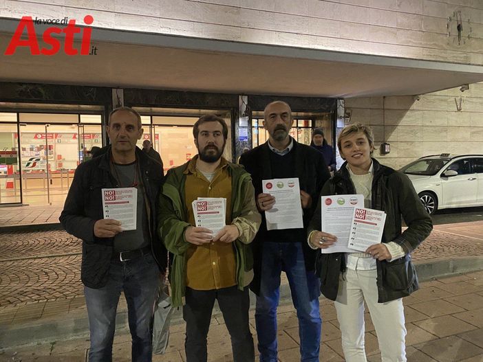 Raccolta firme contro gli stalli blu in piazza del Palio (da sinistra Massimo Cerruti, Mauro Bosia, Mario Malandrone, Vittoria Briccarello)