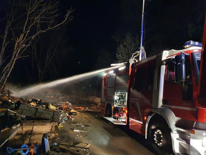 Immagine d'archivio di vigili del fuoco impegnati nello spegnimento di un precedente rogo al campo nomadi astigiano di via Guerra