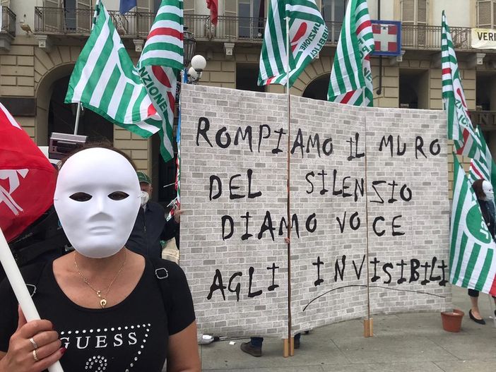 &quot;Basta, non siamo invisibili&quot;: sotto la Regione la protesta dei lavoratori delle Rsa [FOTO e VIDEO]