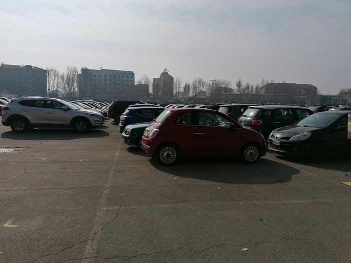 Stalli scoloriti in piazza Campo del Palio