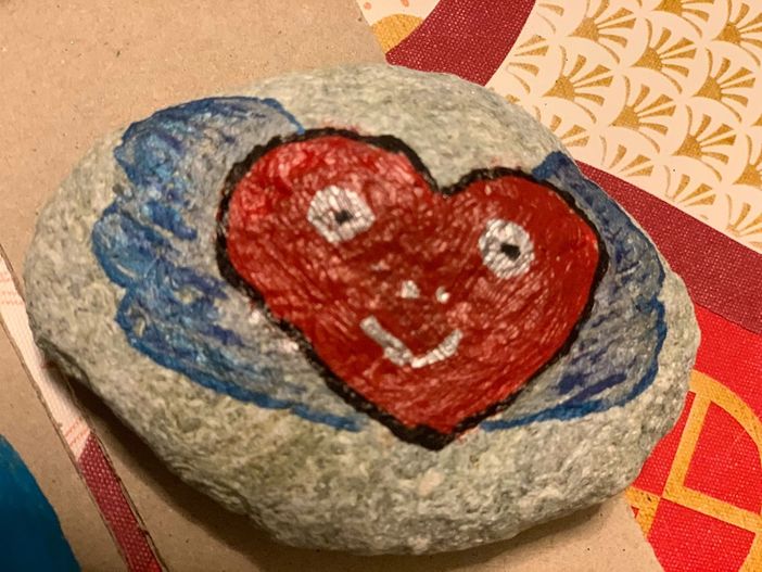 'Un sasso per un sorriso' è arrivata anche ad Asti. L'iniziativa di Heidi Aelling regala ottimismo 'Un sasso per un sorriso' è arrivata anche ad Asti. L'iniziativa di Heidi Aelling regala ottimismo