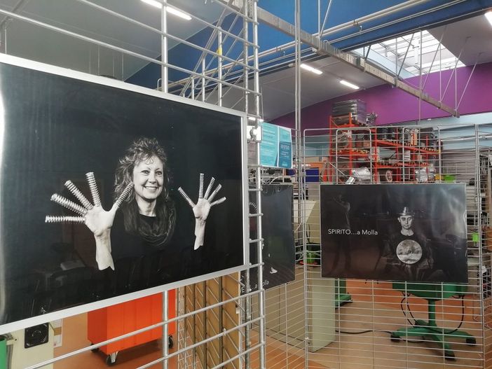 Il progetto cuneese “Persone Patrimonio d’Impresa” approda nell’Astigiano con la prima residenza d’artista del fotografo Oliver Migliore “Scatti a molle” Il progetto cuneese “Persone Patrimonio d’Impresa” approda nell’Astigiano con la prima residenza d’artista del fotografo Oliver Migliore “Scatti a molle”