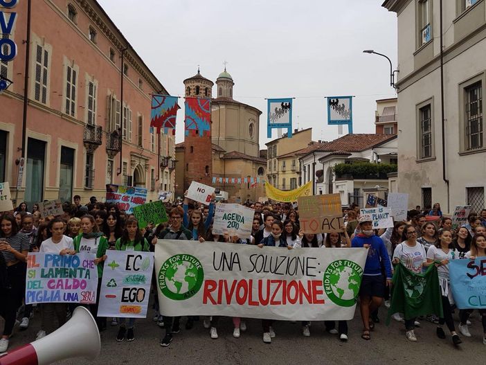 Make love, not CO2: 2200 &quot;Gretini&quot; questa mattina in piazza ad Asti per salvare il Pianeta (FOTO e VIDEO)