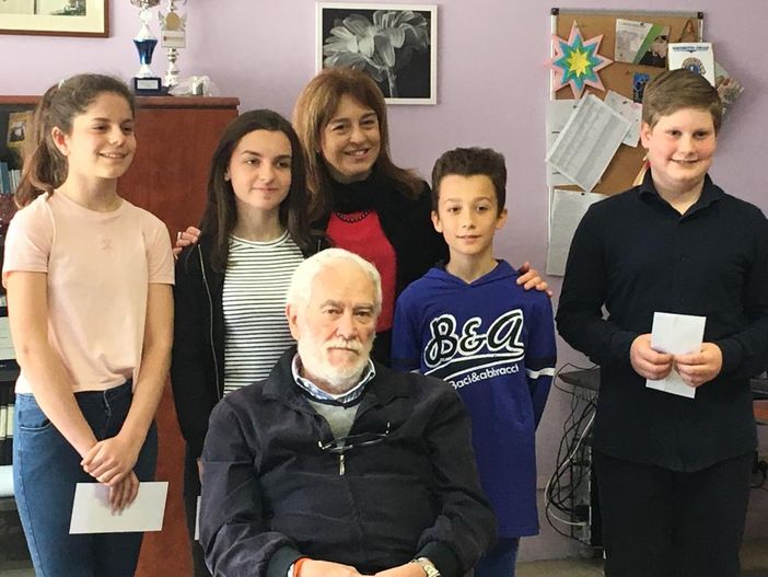 La dirigente scolastica Alessandra Longo, Arnaldo Malfatto, gli alunni premiati
