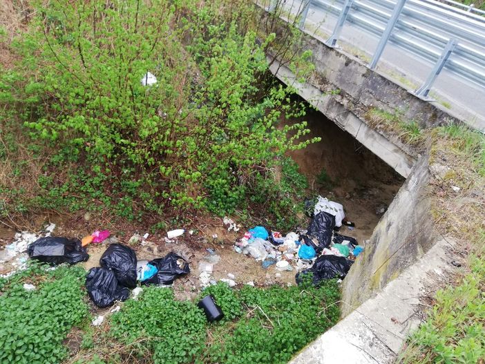 Loro non sono rimasti a casa! Ma hanno sporcato quella di tutti noi Loro non sono rimasti a casa! Ma hanno sporcato quella di tutti noi