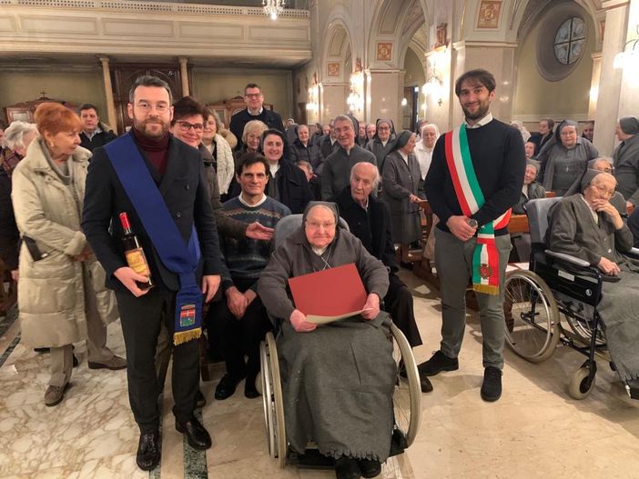 Suor Amalia compie 100 anni e viene insignita "Matriarca dell'Astigiano" Suor Amalia compie 100 anni e viene insignita "Matriarca dell'Astigiano"