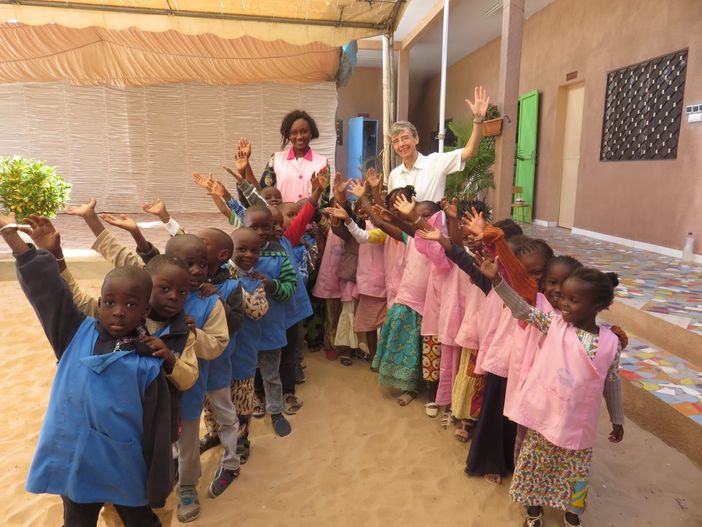 Suor Marvi con alcuni bimbi durante una missione Suor Marvi con alcuni bimbi durante una missione