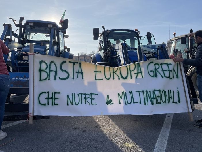 I trattori in un'analoga protesta a Mondovì(TargatoCn)