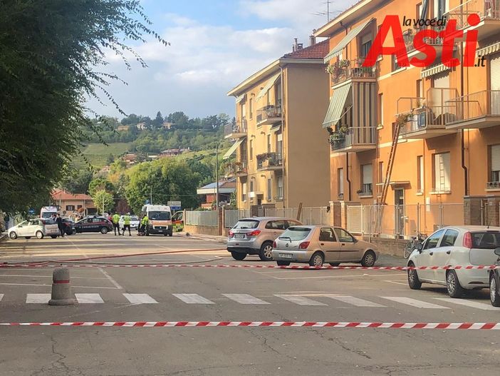 Nizza: È finita! Il papà che teneva in casa il figlioletto di 6 anni da stamattina è uscito. Ora è in stato di fermo Nizza: È finita! Il papà che teneva in casa il figlioletto di 6 anni da stamattina è uscito. Ora è in stato di fermo