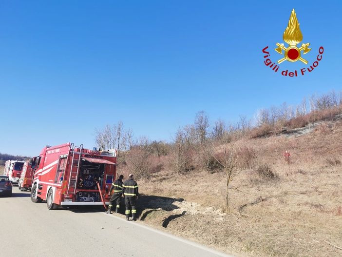 Immagine d'archivio di un incendio sterpaglie Immagine d'archivio di un incendio sterpaglie