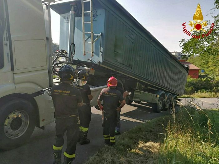 Ferrere, autoarticolato finisce fuori strada a causa del suo carico, una bobina in acciaio di 15 tonnellate