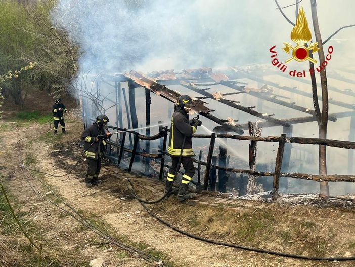 Esteso incendio a Rocchetta Palafea. Partito da un capannone si estende a bosco