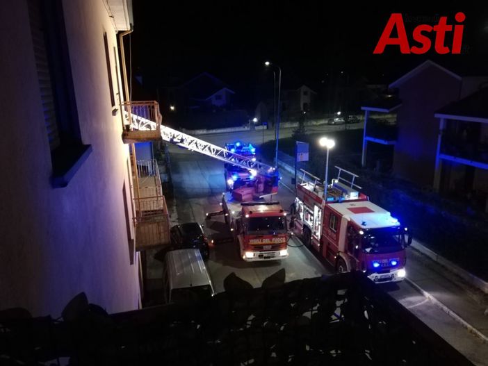 Paura per incendio in via Ghandi stanotte. "Va a fuoco il tetto" Paura per incendio in via Ghandi stanotte. "Va a fuoco il tetto"