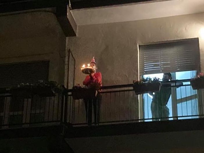 Asti: tecnico di Radiologia in isolamento compie 25 anni e festeggia con gli amici dal balcone. &quot;Non potevamo permettere che il Covid le rubasse il sorriso&quot;