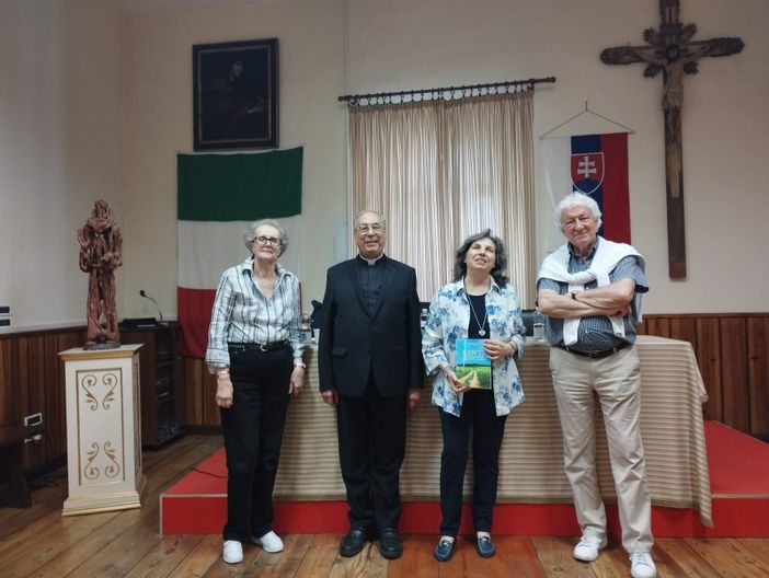 L'autrice e i relatori con il rettore del santuario