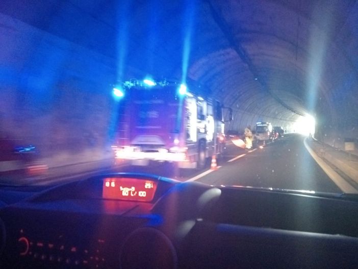 Un'immagine dell'incidente avvenuto in tangenziale di Raffaello Arnò Un'immagine dell'incidente avvenuto in tangenziale di Raffaello Arnò