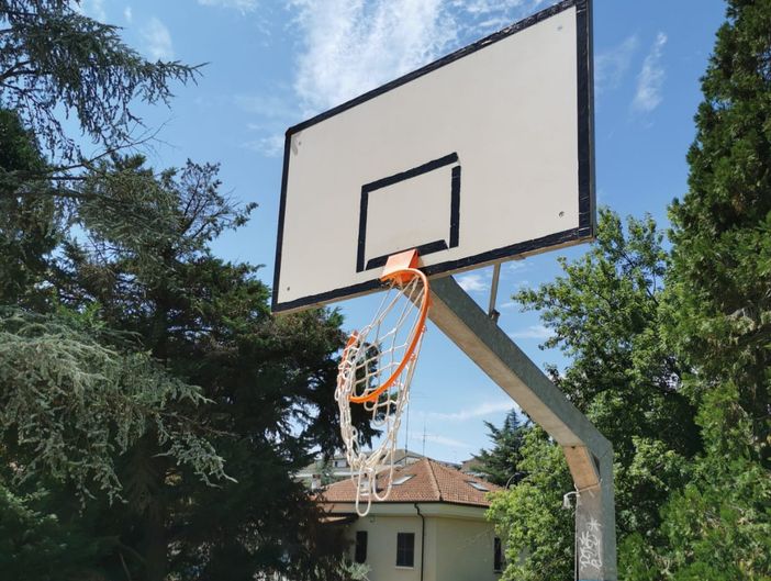 Un altro canestro rotto al parco Bramante: “Intervenire subito e più rispetto per il bene pubblico”