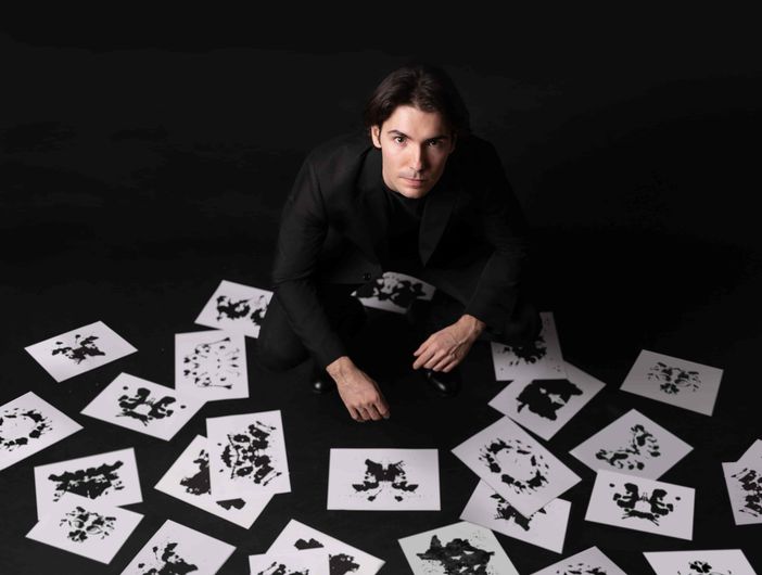 Il mentalista dei sogni: Andrea Rizzolini porta la magia della mente ad Asti la notte di Halloween e per le vie del centro