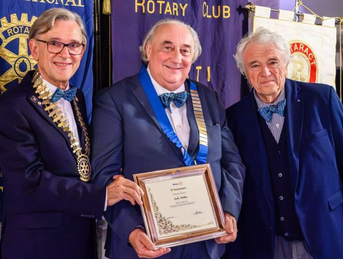Il governatore Gentile, il presidente Gai e il past governatore Montalcini con la  targa del Presidente del Rotary International per i 75 anni del sodalizio astigiano