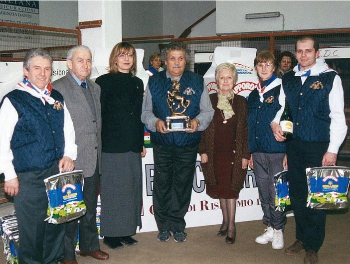 Nella foto la premiazione della Torretta, nel 2000 Comitato Palio vincitore del 1° Torneo dei Borghi di Bocce