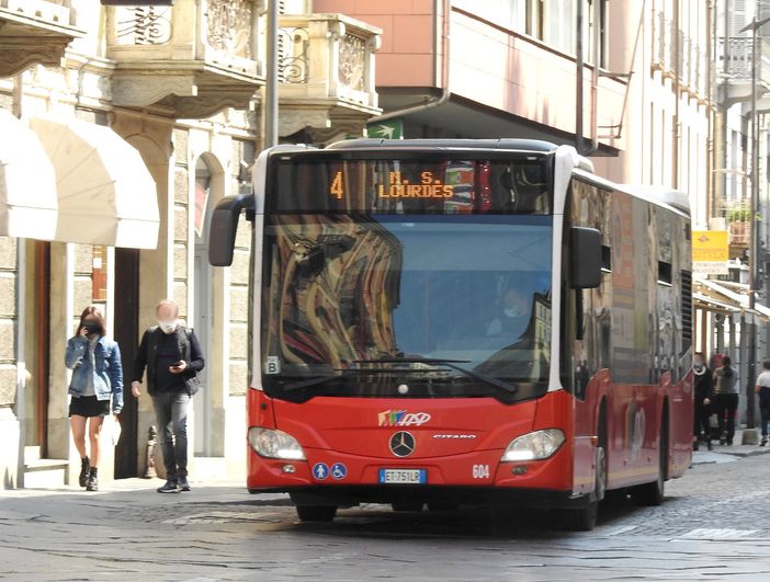 Uno degli autobus della flotta Asp