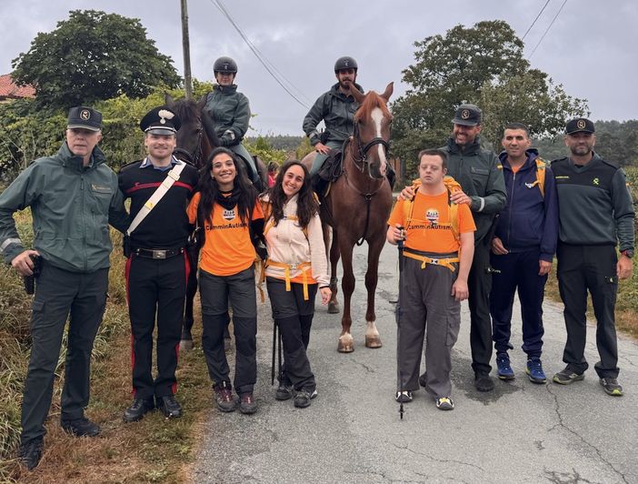 Le educatrici Lucia, Marta, con Guido e Vincenzo dell’Anffas di Asti con gli accompagnatori della Guardia Civile e dell’Arma dei Carabinieri